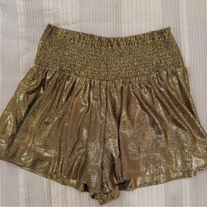 NWT TCEC Gold Metallic Women's Shorts Size Small ✨🪩
